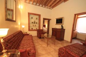 een woonkamer met een bank en een tafel bij Hotel Boutique Ponciano in Guanajuato
