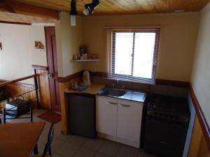 a small kitchen with a sink and a stove at Boomerang Inn in Pucón