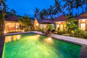 Kolam renang di atau di dekat Crystal Bay Bungalows