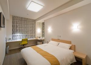 Posteľ alebo postele v izbe v ubytovaní Smile Hotel Matsuyama