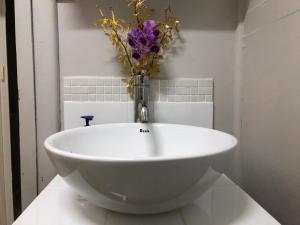 LunggaAccess Units的白色水槽,花瓶里放着鲜花