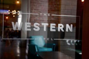 un cartel en una ventana que lee el hotel occidental en Western Hotel Ballarat, en Ballarat