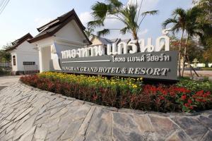 - un panneau indiquant le grand hôtel et le complexe dans l'établissement Nonghan Grand Hotel and Resort, à Nong Han