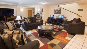 ein Wohnzimmer mit Sofas und einem Tisch in der Unterkunft Best Western New Baltimore Inn in West Coxsackie