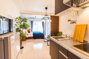 cocina y sala de estar con cama en FDS En Osaka, en Osaka