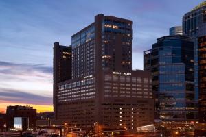 un edificio alto con un cartel en una ciudad en Hyatt Place Minneapolis/Downtown, en Minneapolis