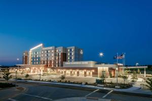 una rappresentazione di un edificio ospedaliero di notte di Hyatt Place Kansas City Lenexa City Center a Lenexa