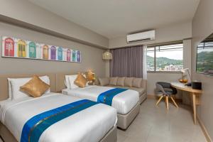 Postel nebo postele na pokoji v ubytování Journeyhub Phuket Patong