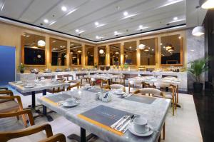 En restaurang eller annat matställe på Harper Cikarang by ASTON