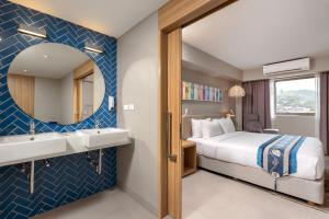 Postel nebo postele na pokoji v ubytování Journeyhub Phuket Patong