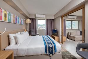Postel nebo postele na pokoji v ubytování Journeyhub Phuket Patong