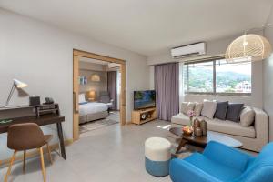 TV a/nebo společenská místnost v ubytování Journeyhub Phuket Patong