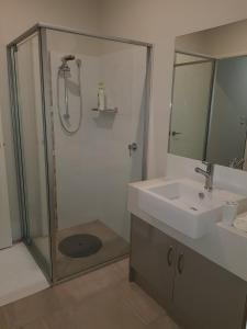 Bathroom sa Adwaga Lodge