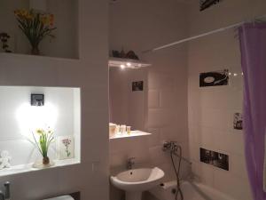 La salle de bains est pourvue d'un lavabo, de toilettes et d'une baignoire. dans l'établissement Luxurious apartments at Soborna St, à Krementchouk