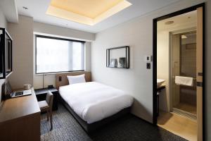 Postel nebo postele na pokoji v ubytování LAMP LIGHT BOOKS HOTEL nagoya
