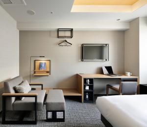 TV a/nebo společenská místnost v ubytování LAMP LIGHT BOOKS HOTEL nagoya