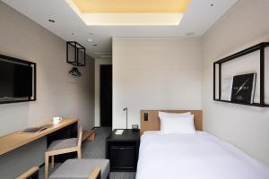 Postel nebo postele na pokoji v ubytování LAMP LIGHT BOOKS HOTEL nagoya