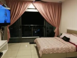 um quarto com uma cama e uma grande janela em Evo Soho Bangi With WiFi and Netflix em Kampong Sungai Ramal Dalam