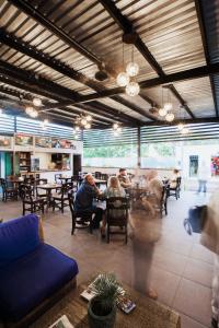 een groep mensen aan een tafel in een restaurant bij Airport Inn Managua in Managua