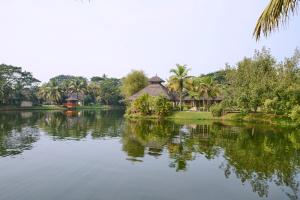 vista su un lago con case e alberi di The Zuri Kumarakom Kerala Resort & Spa a Kumarakom