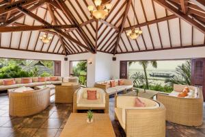 un soggiorno a pianta aperta con divani e sedie di The Zuri Kumarakom Kerala Resort & Spa a Kumarakom