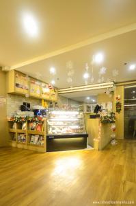 una tienda interior con una tienda de comestibles con un mostrador en Extremeli Suites, en Manila