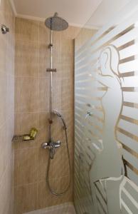 baño con ducha y puerta de cristal en Agrinio Imperial Hotel, en Agrinio