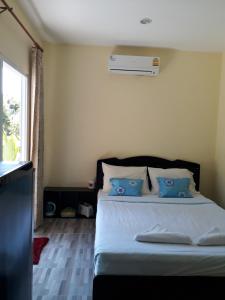 Ein Bett oder Betten in einem Zimmer der Unterkunft Khanom Garden Suite