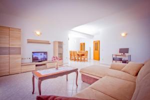 ein Wohnzimmer mit einer Couch und einem Tisch in der Unterkunft Holiday Home Vinac in Dazlina