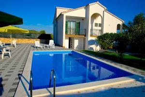 ein Haus mit einem Swimmingpool vor einem Haus in der Unterkunft Holiday Home Vinac in Dazlina
