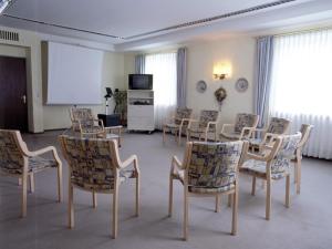 a room with a table and chairs and a screen at Hotel "Untere Mühle" in Schwabmühlhausen