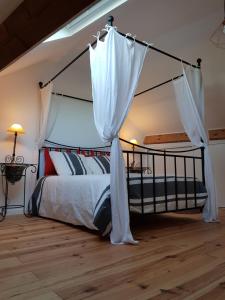 - une chambre avec un lit à baldaquin dans l'établissement Maison / Appart Le PIOL, à Nice