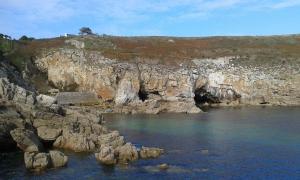 a cave in the side of a rocky cliff at Maison Entre Terre et Mer in Primelin +25 photos