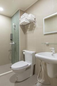 馬公市的住宿－35民宿，浴室配有卫生间、盥洗盆和淋浴。