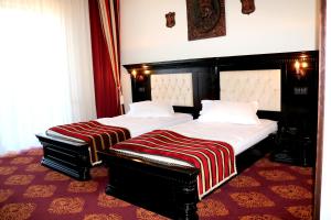 Un pat sau paturi într-o cameră la Castel Transilvania