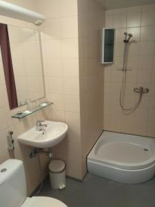 Koupelna v ubytování Alex Hotel + 27 fotografií