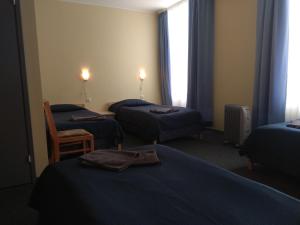 Giường trong phòng chung tại Alex Hotel