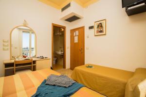 Cette chambre comprend deux lits et une salle de bains avec lavabo. dans l'établissement Hotel Lido, à Bellaria-Igea Marina