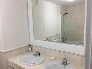 Kúpeľňa v ubytovaní MI CAPRICHO A16 Beachfront Apartment