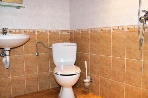 łazienka z toaletą i umywalką w obiekcie Family Hotel Square w mieście Ruse