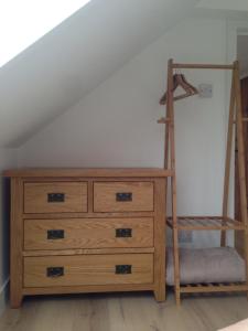 1 dormitorio con vestidor y escalera en La Maison de Campagne en Kilmuir