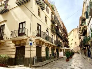 El barrio en el que está la casa de huéspedes o un barrio cercano