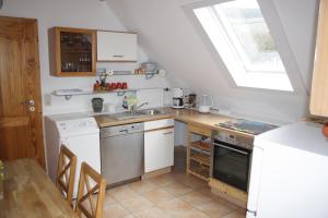uma cozinha com electrodomésticos brancos e uma janela em Ana-Marie em Bad Neuenahr-Ahrweiler