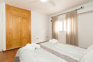 グラナダにあるIn Granada's Heartのベッドルーム1室(ベッド2台付)、木製のドアが備わります。