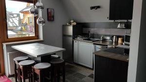 Kuchyňa alebo kuchynka v ubytovaní Apartament Podkowa z widokiem na Giewont