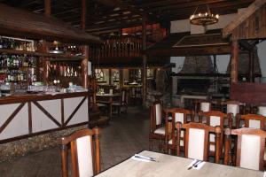 um restaurante com mesas e cadeiras e um bar em Family Hotel Square em Ruse