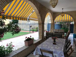 Patio lub wspólna przestrzeń na świeżym powietrzu w obiekcie Casacelin