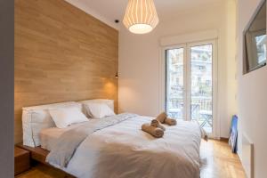 アテネにあるPagrati 2bdr Flatのベッドルーム1室(テディベア2匹のベッド1台付)