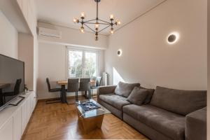 sala de estar con sofá y mesa en Pagrati 2bdr Flat, en Atenas