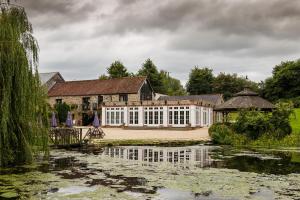 チャードにあるHornsbury Millの池のある大きな建物